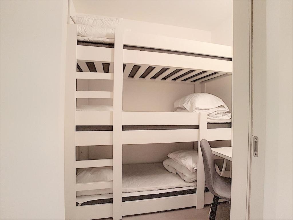 Slaapkamer met stapelbedden (3 hoog)