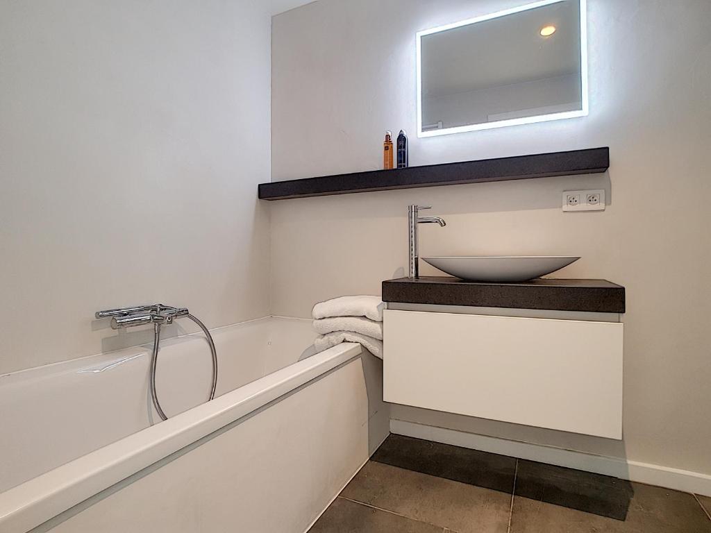 Badkamer met ligbad + waskom