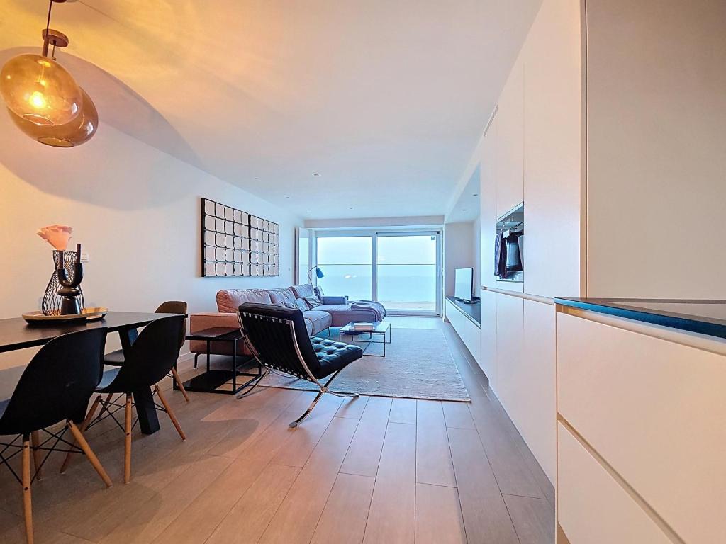Eethoek/living met doorkijk naar zee