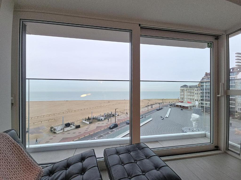Panoramaraam op zeedijk/strand, Barcelona-krukken